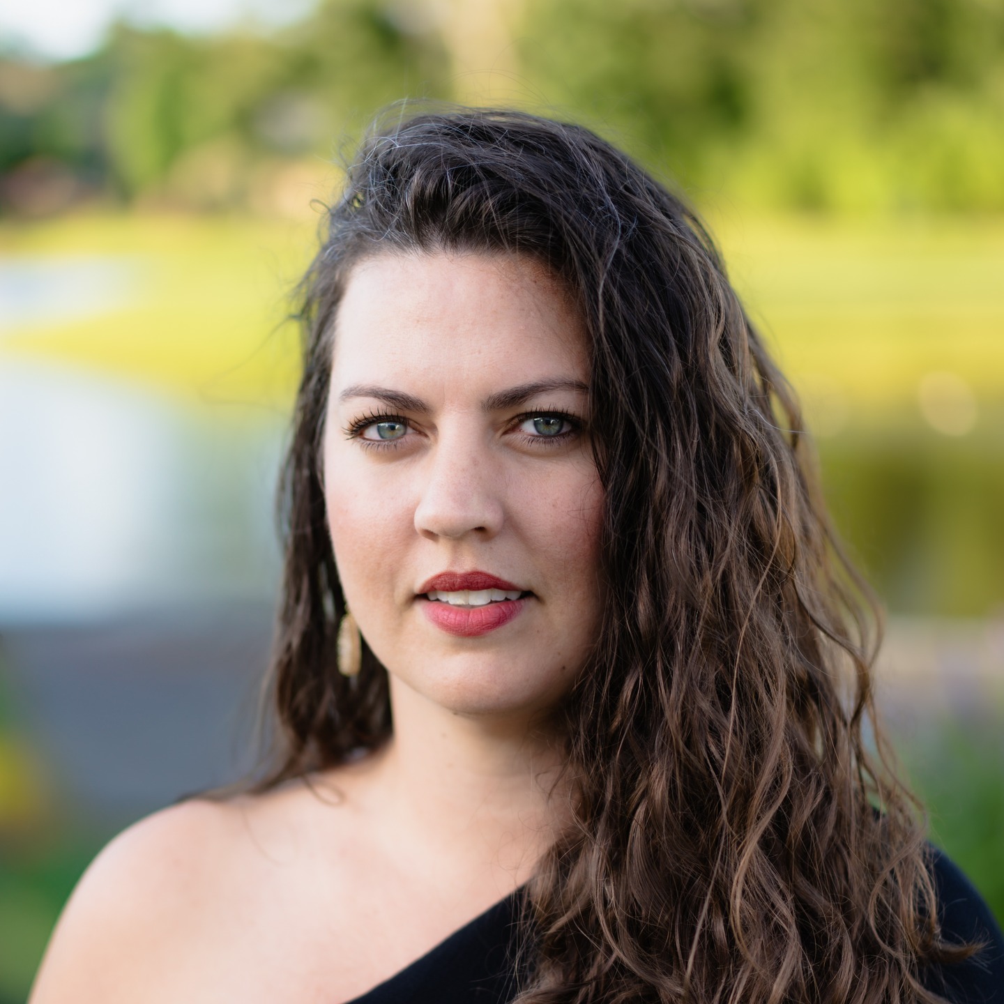 #WhereAreTheyNowWednesday 
Katie Oates ’06 earned degrees in voice and opera performance, founded Small Opera, and has been performing throughout Charleston, SC since 2017. Katie has been featured in the Post & Courier, Charleston City Paper, North Charleston Arts Fest, Charleston Library Society Series, Piccolo Spoleto, North Charleston Pops! Symphony (alongside Grammy-winning Charlton Singleton), Charleston Riverdogs & Stingrays games, and TEDxCharleston. Along with music, Katie held a corporate position in business development for an Atlanta-based attorney recruiting firm for 15 yearsKatie and her husband, Ryan, have two young children, and she recently returned to campus to celebrate Mrs. Steinberger’s retirement. 💙💛 #HRAAlumni #NavigatorForLife