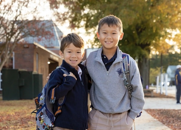 brothers hugging outside 五福彩彩票手机版(官方)网站 Hampton Roads Academy lower school
